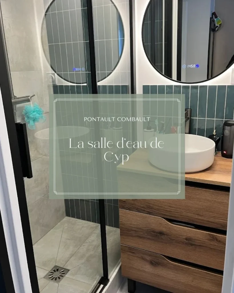 "Photo de la salle d'eau de Cyp, avec une douche à l'italienne, des carreaux de faïence bleus et des miroirs ronds éclairés."